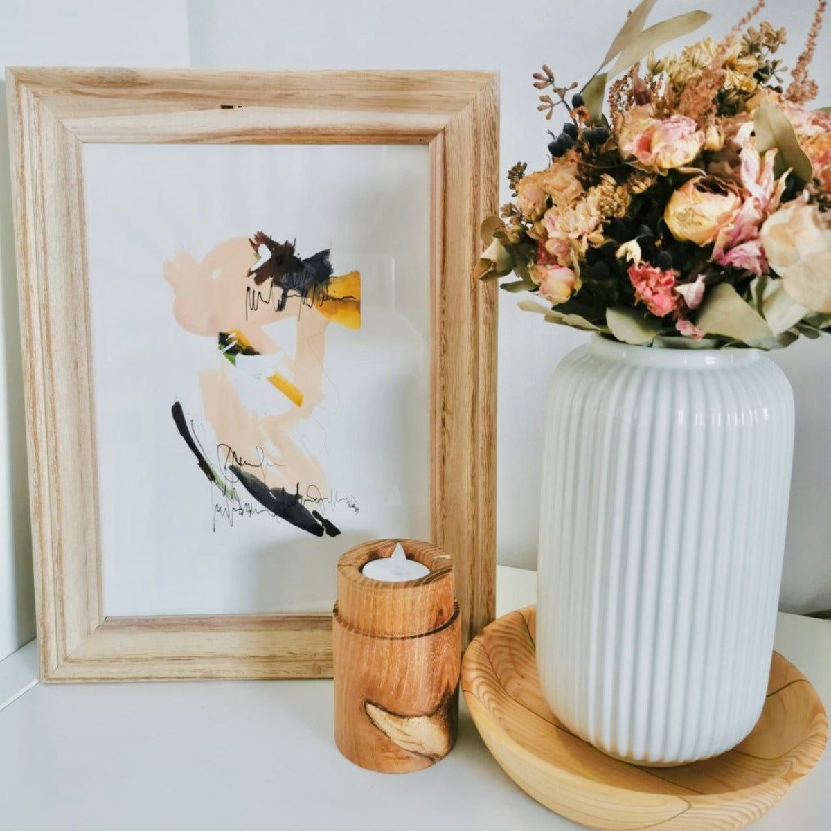 Abstraktes Kunstwerk auf Papier von Florence Streif stehen auf einer Kommode in einem Wohnzimmer neben einem getrocknetem Blumenstrauß.