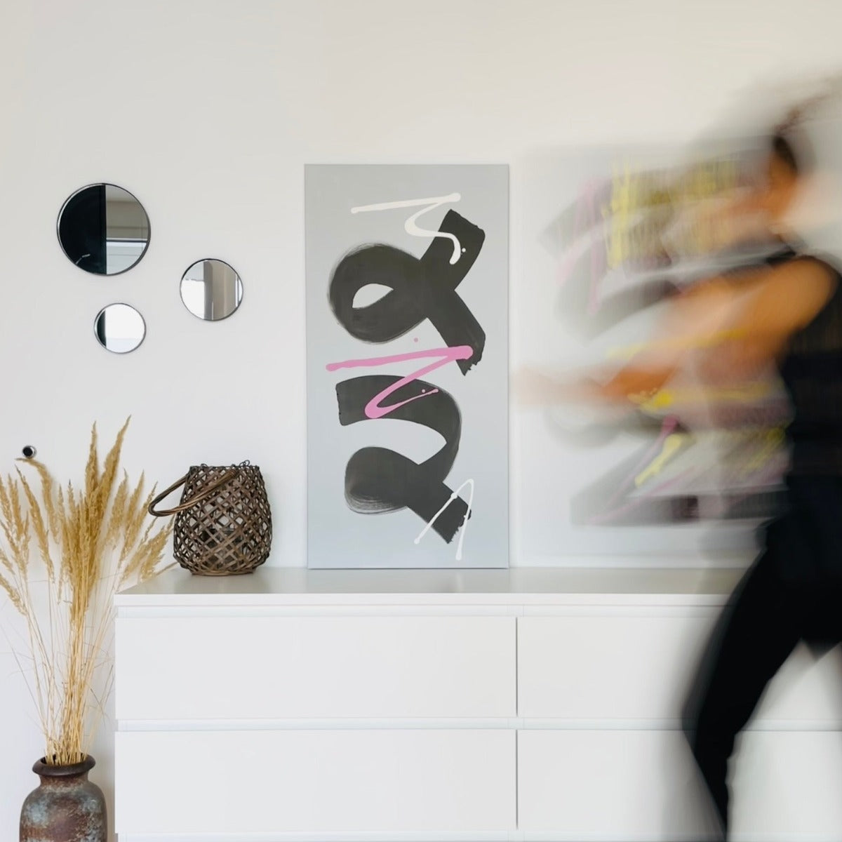 Abstraktes Kunstwerk in einem Büro von Florence Streif in den Farben Goldbraun, Weiß, Pink und Grau.