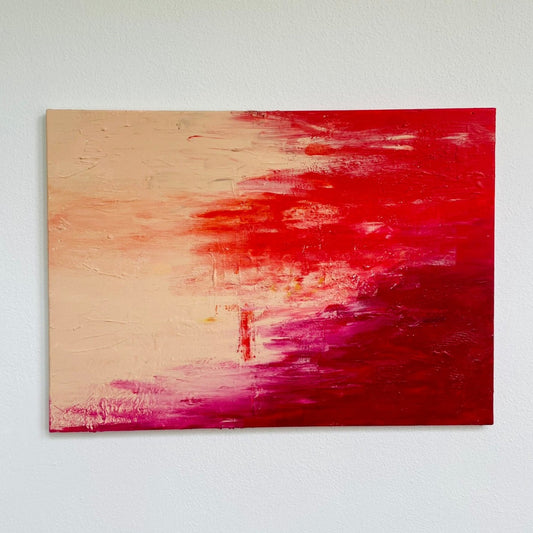 Modernes abstract painting von Florence Streif in den Farben Rot und Beige hängend auf der Wand in einem Wohnzimmer.